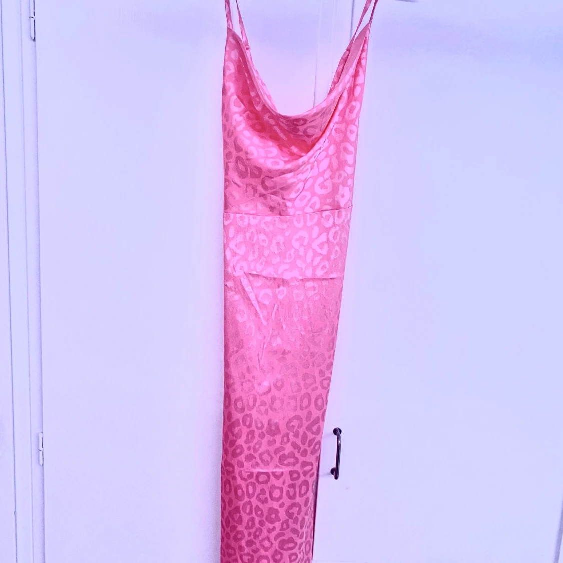 Rosa siden klänning i leopardmönster - 90