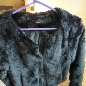 Fluffjacka från Vero Moda - En tunn fluffjacka från Vero Moda. Storlek S men passar lika bra för de som har XS. 250kr inkl frakt.