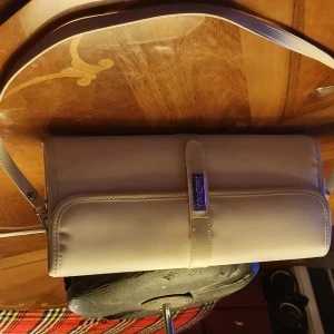 Isadora SMå handbag. - Säljer åkte Isadora Axelväska som är trending och stylig. Matcherar till allt. Användade 4 dager. Den är I mycket bra skick och köpare står på frakt 