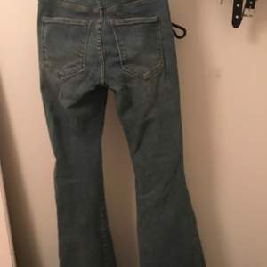 Bootcut jeans köpta från dr.denim runt 2019-2020, inte mycket användning därför är dom hela och bra. Stretchiga och ändrar sig mycket efter kroppen. Buda i kommentarena:)