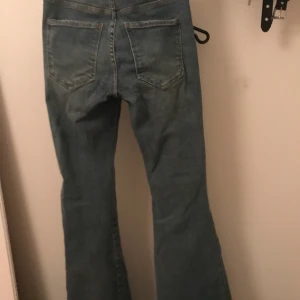 Dr.denim bootcut - Bootcut jeans köpta från dr.denim runt 2019-2020, inte mycket användning därför är dom hela och bra. Stretchiga och ändrar sig mycket efter kroppen. Buda i kommentarena:)