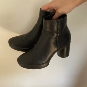 högklackade boots - ECCO SHAPE SCULPTED MOTION 55. Köpa förra vintern, använt ett antal gånger men fortfarande i  bra skick. Köpte för 1600kr. 55 mm klack. Perfekta för höst/vinter väder. 