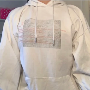 Vit hoodie med poesitryck - Hoodien har ett jättefint tryck med olika poesi texter, köpte hoodien i en stor storlek för att den skulle vara oversized, kan mötas i Stockholm områden🥰 startbud: 125 exl frakt