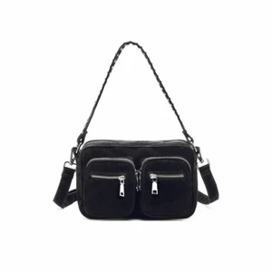 Noella väska - Noella väska i större modell. Aldrig använd så i nyskick! Kan fraktas men köparen betalar frakt. Önskas bilder på väskan så skickar jag gärna det