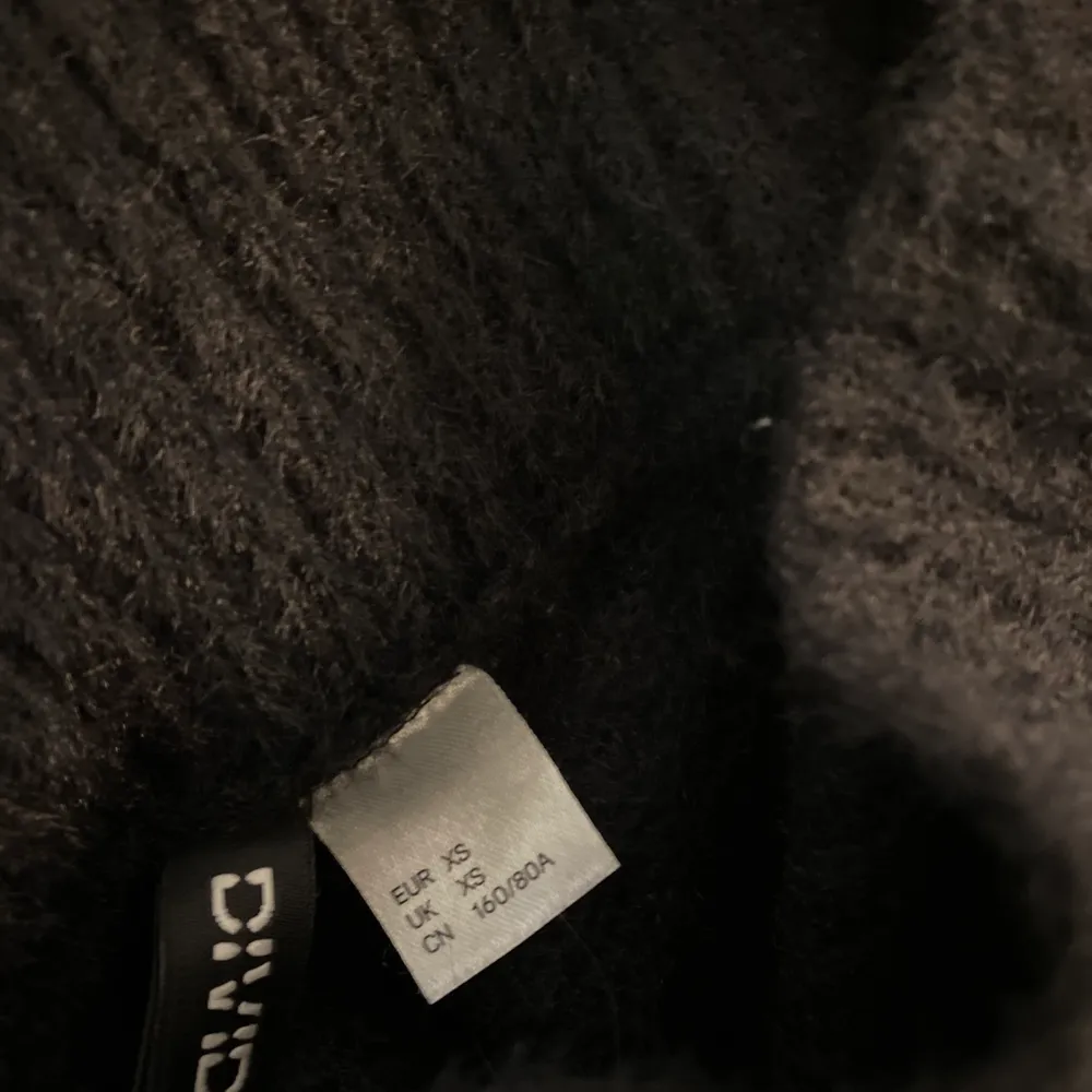 Säljer denna svarta stickade tröjan från hm då den är lite för v-ringad för min smak! ( priset är inklusive frakt)🤍. Stickat.