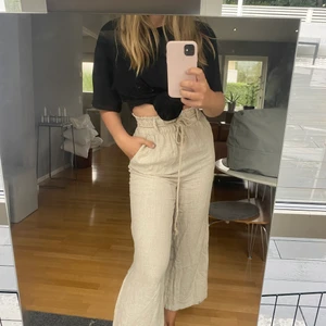 Linnebyxor - Supersköna snygga linnebyxor. Högmidjade så passar perfekt till en croppad topp. Endast använda ett par fåtal gånger. Priset ligger på 125kr frakten är inkluderad i priset.🌸