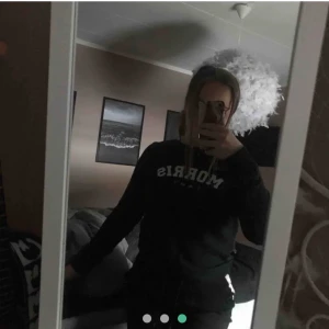 Morris tröja i marinblå - Säljer denna Morris tröja i ordinariepris 1000kr. På lappen står det Xs, men skulle säga att det passar de i S eller i en mindre M. 🦋🦋 supermysig till kommande hösttider:)) (obs, bilderna är repostade)