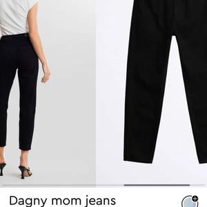 Svarta dagny mom jeans från gina, nypris 500kr, säljes för 250. Knappt använda så i fint skick! Köpare står för frakt 😁