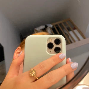 Guldig ring - Säljer denna guldiga ring! Sparsamt använd och trendig. Frakt tillkommer :)