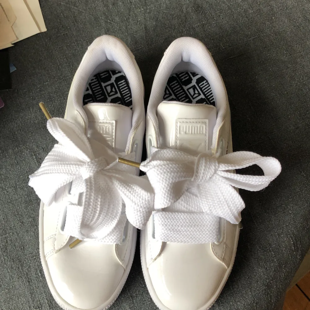 Ett par vita glansiga/lack skor från puma som är helt oanvända i storlek 37,5 (sista bilden)💕. Skor.