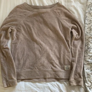 lexington sweatshirt  - lexington sweatshirt, knappt använd. storlek Xs men passar även S. velour material och jätte skön! 