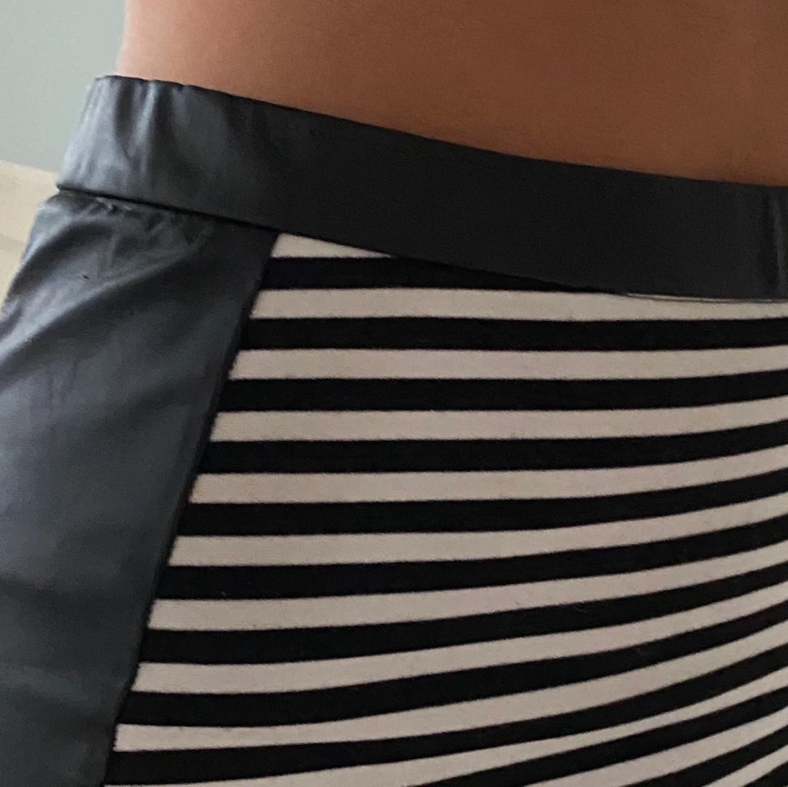 Randig kjol med skin detaljer  - 91