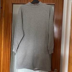 Klänning strl. 42 - Ljusgrå klänning i strl. 42. Pris exkl. frakt, köparen står för frakten. 
