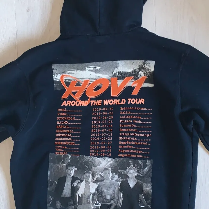Säljer nu denna Hov1-hoodien från around the world touren!! säljer pga att jag inte använder den längre, fortfarande i väldigt bra skick!!köpte på konsert för 600 men säljer den för 400+frakt❤️ den är populär så passa på!❤️. Hoodies.