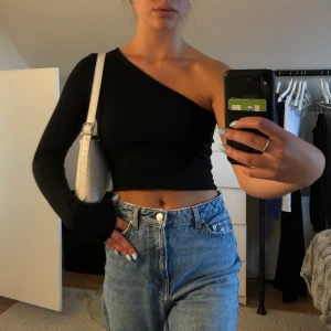 Enarmad croppad svart tröja, NA-KD!!💃 - Det var en body innan, men har klippt den t en crop top! As snygg och använd kanske 5ggr, så tvättad 1 gång...💃💃💃 varsågooooda 