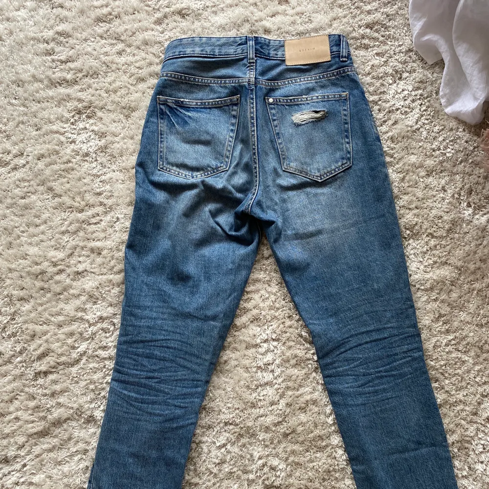 Mörkblåa jeans med hål från H&M. Storlek 24, passar dig som är 155-160cm. Tyvärr för små för mig så kan inte visa en bild på, men kan fråga kompisar om de kan modells om ni vill ha bilder. Low waisted och rak passform. Supernajsiga!💞💞 köparen står för frakten!. Jeans & Byxor.