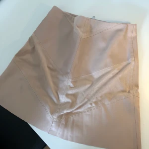 Skinnkjol - Superfin kjol från Zara i mocka och läder. 