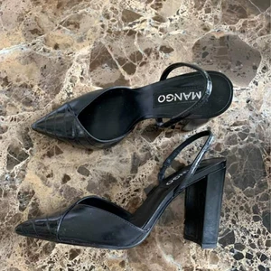 Klackskor Mango - Jättefina klackskor från Mango i strl 38, köpta second hand men aldrig använda av mig då de var för stora. Superfint skick! Budgivning vid fler intressenter