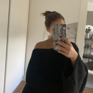 Off shoulder tröja - Jätteskön off shoulder tröja, i oversize. Är väldigt snygg nu till höst och vinter. 