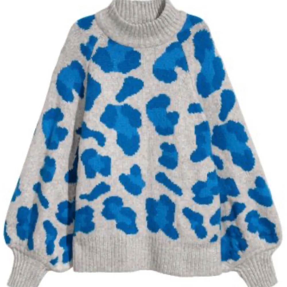 Säljer denna snygga stickade tröja med blått leopardmönster från H&M. Slutsålt på hem sidan. Säljer den då jag inte använder den så mycket 💙. Tröjor & Koftor.