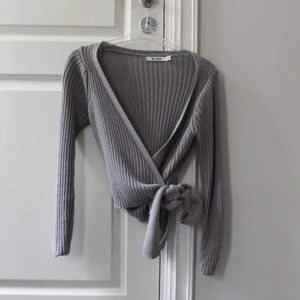 Tröja/Kofta från NA-KD  - Tröja/kofta från NA-KD storlek xxs men är som en zs (stretchig), endast andvänt 3 gånger. Säljer pågrund av att den inte andvänds😊