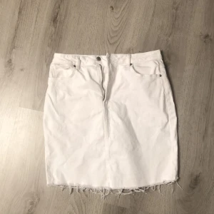 Bikbok - Helt oanvänd kjol. Köparen står för frakten!!