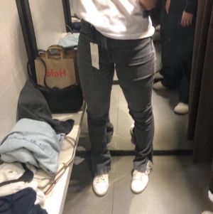 Zara jeans - Säljer dessa jeans ifrån zara! Väldigt stretchiga och sköna! Man får så fina former i de! De är endast använda en gång och i helt nyskick. Kommer tyvärr ej till användning för mig! Tveka inte att skriva om några funderingar. Kan skicka fler bilder vid intresse!🧡