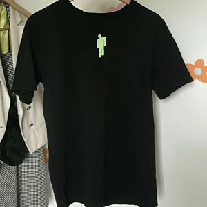 Billie Eilish Merch - Billie Eilish merch i nyskick! Använd ett fåtal gånger, men inget man kan se. Det är storlek xs, men själv är jag M och den passar perfekt oversized på mig. Frakt ingår!♡