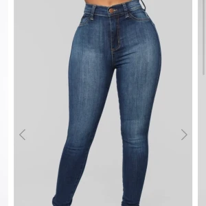 Mörkblå jeans  - Tighta mörkblåa jeans från fashion Nova. Aldrig använda. Storlek S. Frakt tillkommer på 63kr 