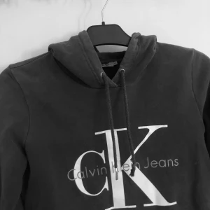 Calvin Klein hoodie  - Calvin Klein hoodie köpt för 999kr säljs för 200kr, använd max 2 gånger 💕 stolek XS