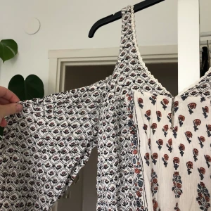 Topp från Urban Outfitters  - Superfin topp från Urban Outfitters, storlek S. Bara axlar och ballongärmar. Är i jättefint skick! Köparen står för ev fraktkostnad 🧡