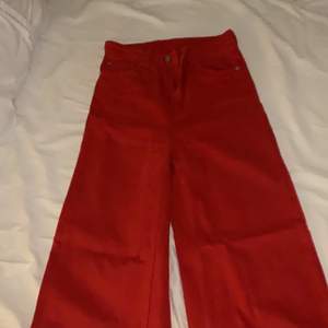 Röda weekday jeans i modellen ace. Storlek 24/32