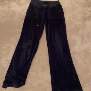 Jätte fina juicy couture mjukisbyxor - Säljer dessa jätte fina juicy couture mjukisbyxor som är i ett väldigt fint skick!! Knappt använda och är i färgen marin blå storlek S. Start bud är 300kr❤️