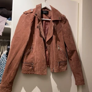 Mockajacka - Mockajacka från VERO MODA som knappt kommit till användning. Jackan är i mycket fint skick. Lite mer rosa än vad som syns på bilden. Köparen står för frakt alt. möts upp i Linköping. 💗💜