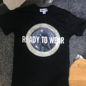 Hm X Moschino tshirt - Extremt cool tshirt från hm kollektionen med Moschino. Storlek XS från herravdelningen, passar som en S på tjejer. Helt slutsåld och svår att få tag på. 