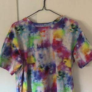 Monki Tie Dye T-shirt - Tie dye T-shirt, köpt från Monki. Andvänd fåtal gånger men i fint skick. Passar bra för mig som är S men även större storlekar. Nypris ca 250kr