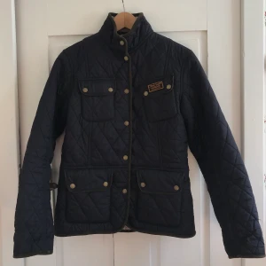Barbour international aldrig använd!  - Storlek 38(S/M). Quiltad damjacka. Spänne back för att definiera midja. Fick den i födelsedagspresent och använde den aldrig. I perfekt skick! 