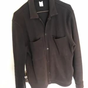 Visual Clothing Project svart jacka - Svart höstjacka i storlek M från Visual Clothing Project. Inköpt ca ett år sedan för 899kr. Ganska speciellt töjbart material med ändå bra på att hålla värmen. Fortfarande som nyskick, inga flaws. Frakt tillkommer