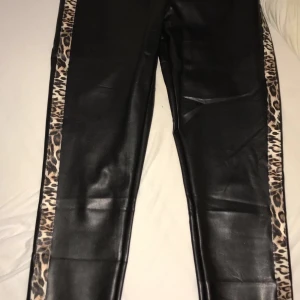Svarta oanvända skinnbyxor  - Fett snygga och sköna skinnbyxor som jag köpt för 400kr från quinte men de är tyvärr för stora, de passar en 36/38 säljer de för 280 inkluderar frakt