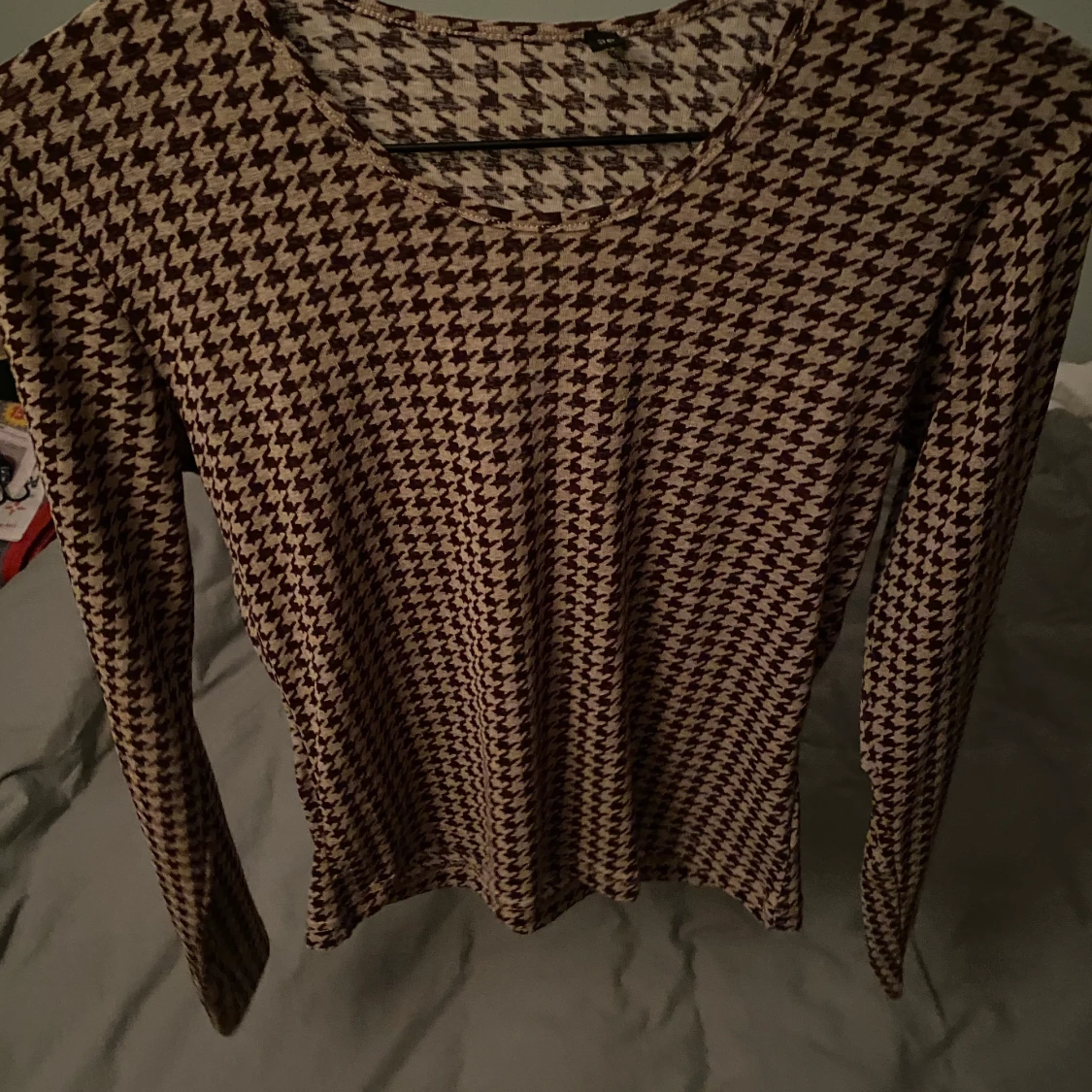 Roligt mönstrad långärmad topp - 90