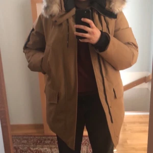 Kenzo vinterjacka - Mycket bra skick, knappt använd. Jackan är beige. Den är tvär varm och skön och sitter jätte bra. Det är avtagbar mjuk fuskpäls som sitter fast med dragkedja. Fickorna är varma. Pris går att diskutera, köpt för 8000kr på kenzos hemsida.