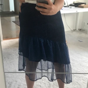 Cool kjol - Ass cool kjol fårn nakd. Resor bandet är lite fuckat där fram (se sitta bilden) men man kan antigen bara vika in kanten eller ha något som hänger över. Org pris 300kr. (100kr+frakt)🌈