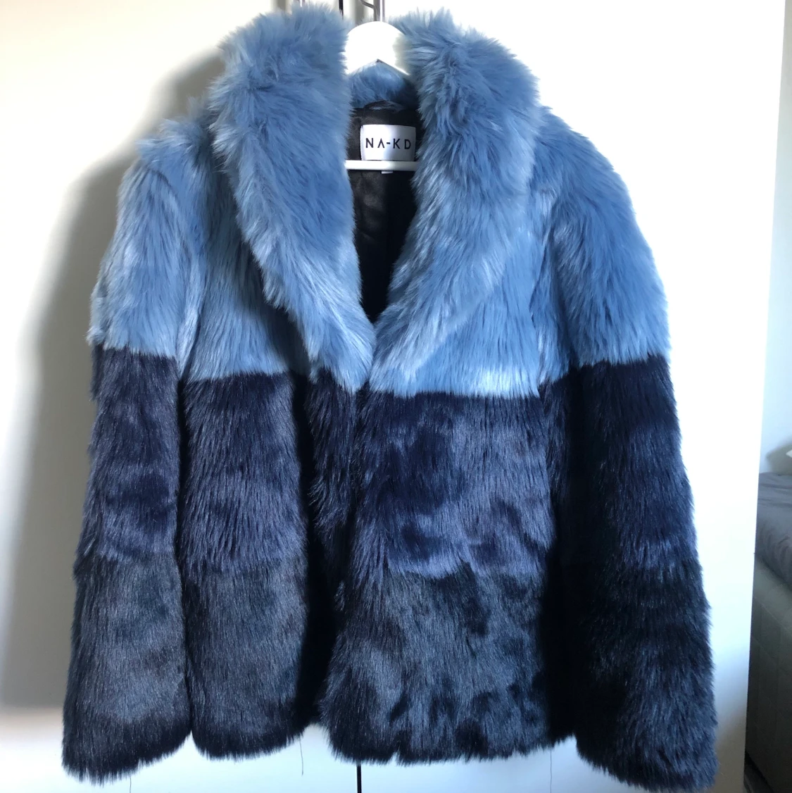 Jacka i fuskpäls från NA-KD strl 35