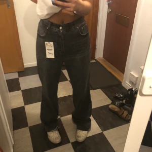 Populära zara jeansen  - Säljer dessa SVIN SNYGGA gråa populära premium full length jeansen från zara I stl 42. Jeansen sitter snyggt oversized på mig som vanligtvis har storlek 36. högsta bud 410. Köp direkt för 450+frakt🦋🤍