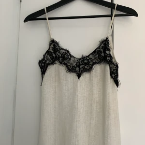 Linne med spetsdetaljer - Super gulligt linne, passar till att ha till de mesta och under de mesta 