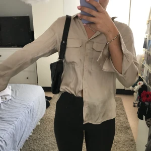 Silkesskjorta - Superfin silkesskjorta i beige färg. Storlek S från h&m. Bra skick behöver dock strykas. Frakt tillkommer