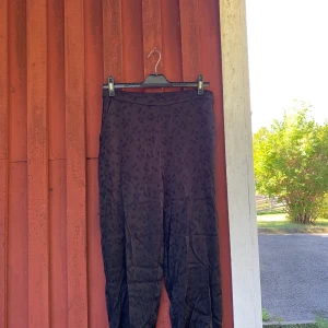 Svarta siden byxor i storlek 44/XL - Supersnygga svarta sidenbyxor som man både kan ha till vardags och fest. OBS, dem är skrynkliga på bilden för att de legat i en påse. Jag säljer dem för att jag inte kan ha för längre... Betalning sker vi swish & kunden står för frakten✨✨✨