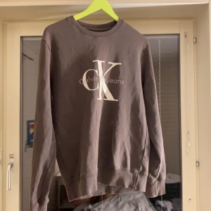Calvin Klein tjocktröja - Tjocktröja från CK (Man) i brungrå färg. Knappt använd