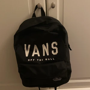 Vans väska - En svart vans väska med vit text. Superfin och rymlig. Knappt använd så nästan som ny. Köparen står för frakt.