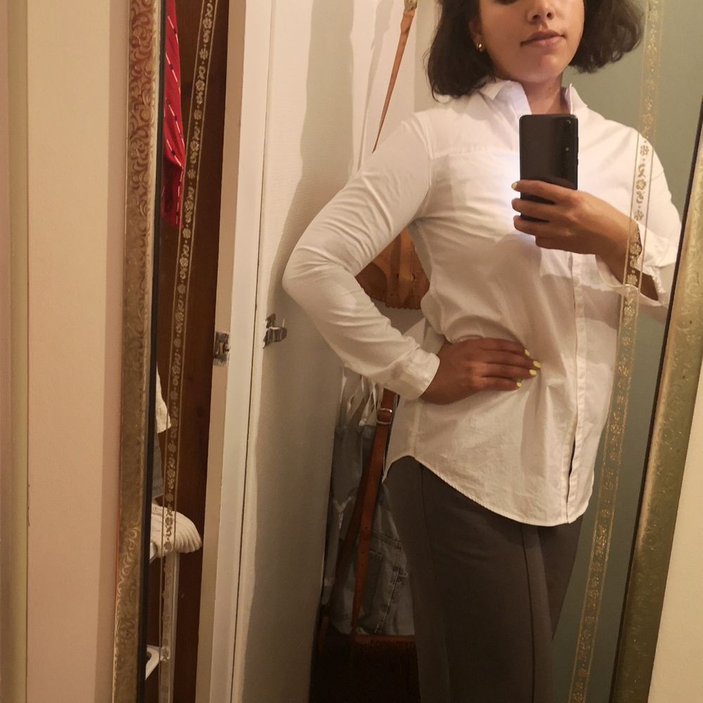 Vit skjorta i strl 34, i längre lite oversize modell, jag har själv storlek 38 och den är lite tight för mig men funkar (se bilder) Endast provad, aldrig använd. . Skjortor.